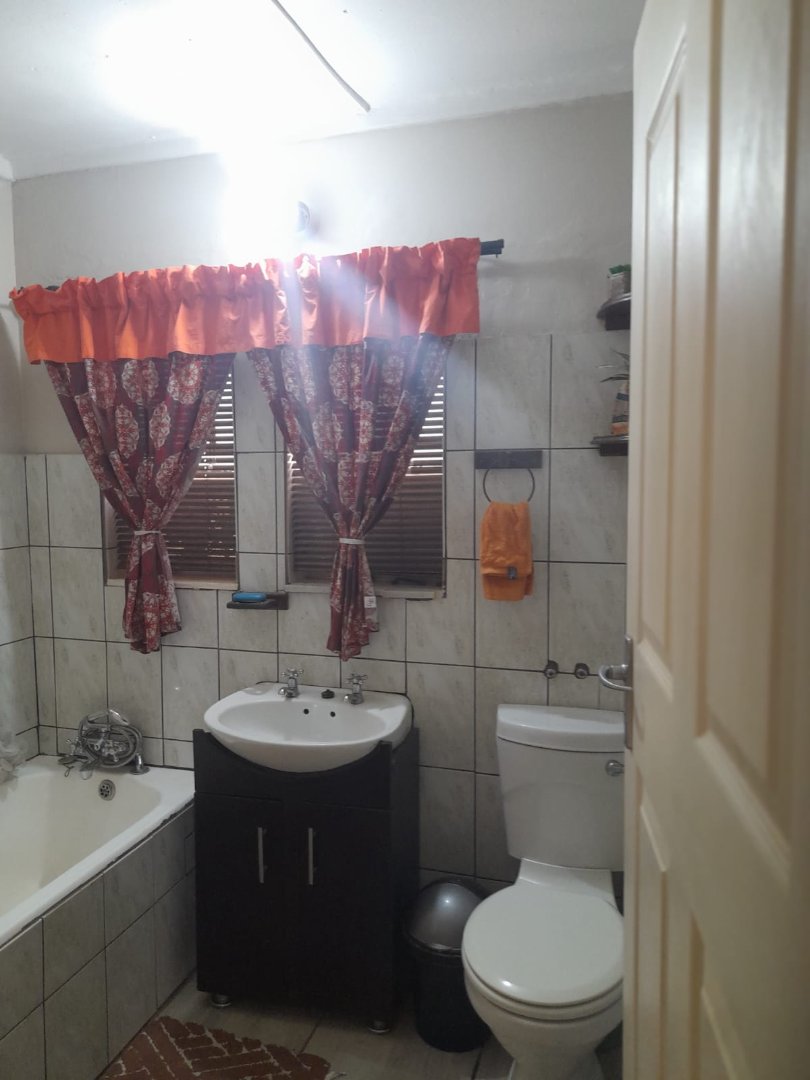 6 Bedroom Property for Sale in Uitsig Free State